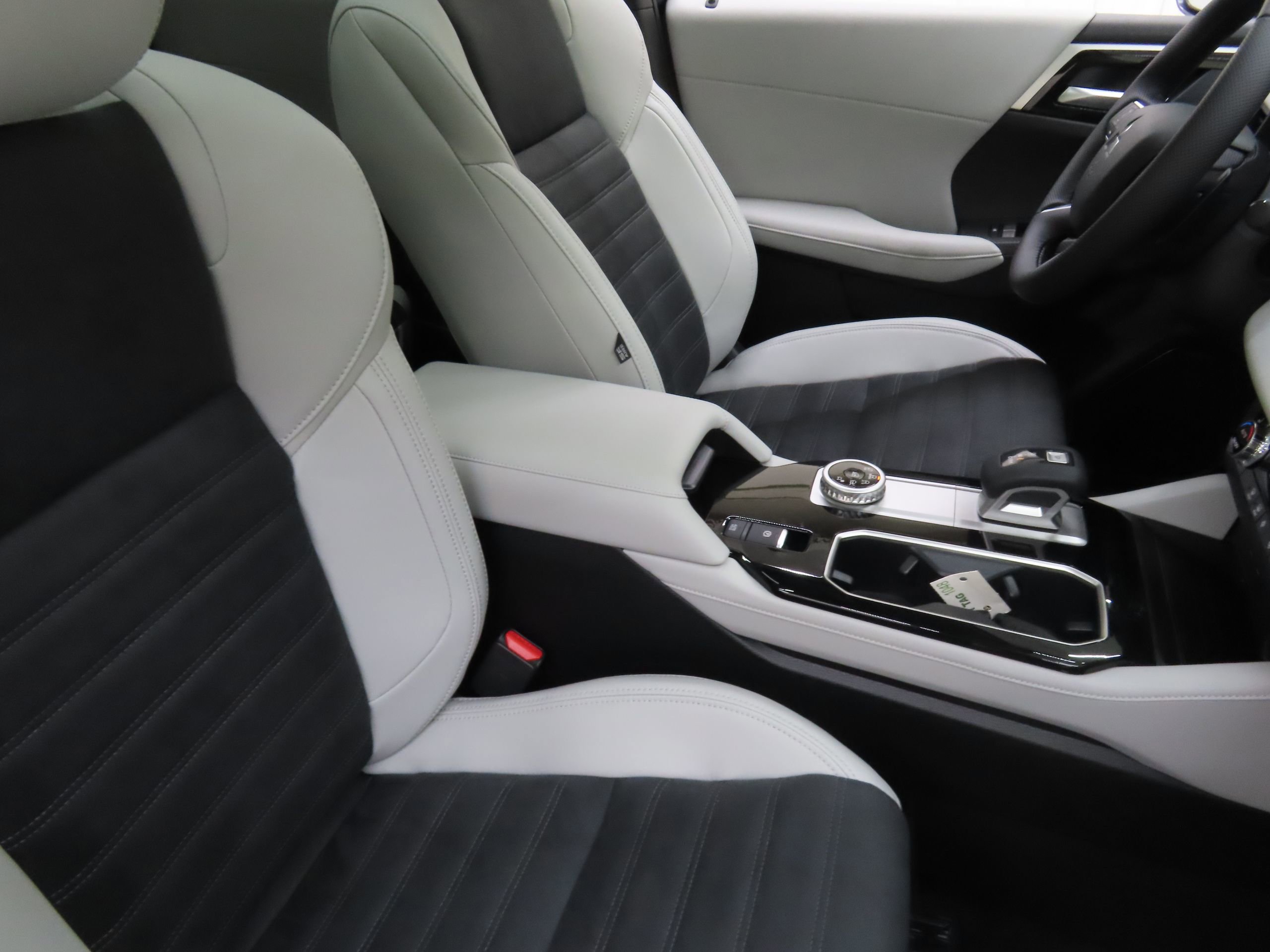 New 2025 Mitsubishi Outlander SE image 26