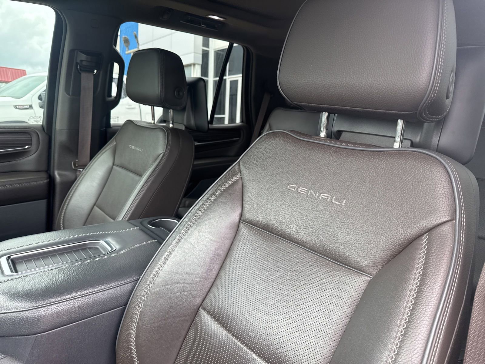 Used 2021 GMC Yukon Denali w/ Denali Premium Package AWD/4WD image 18