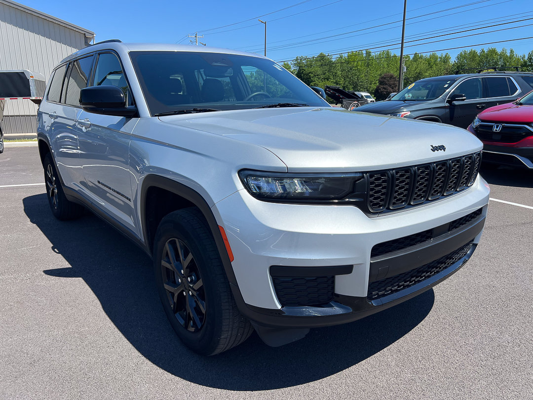 Used 2024 Jeep Grand Cherokee L Altitude AWD/4WD image 13