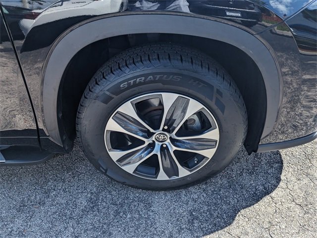Used 2023 Toyota Highlander XLE image 24
