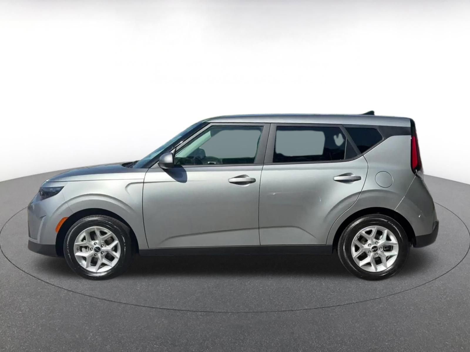 Used 2025 Kia Soul LX w/ LX Technology Package FWD image 10