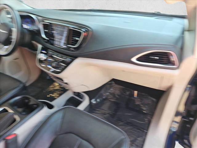 Used 2018 Chrysler Pacifica Limited FWD image 30