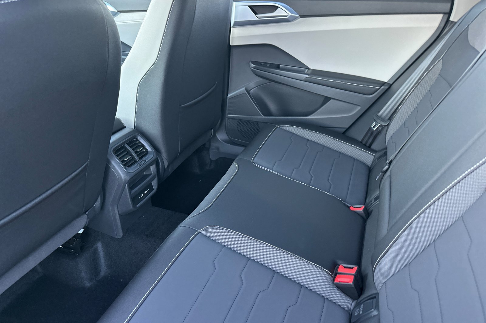 New 2026 Volkswagen Taos SE image 12