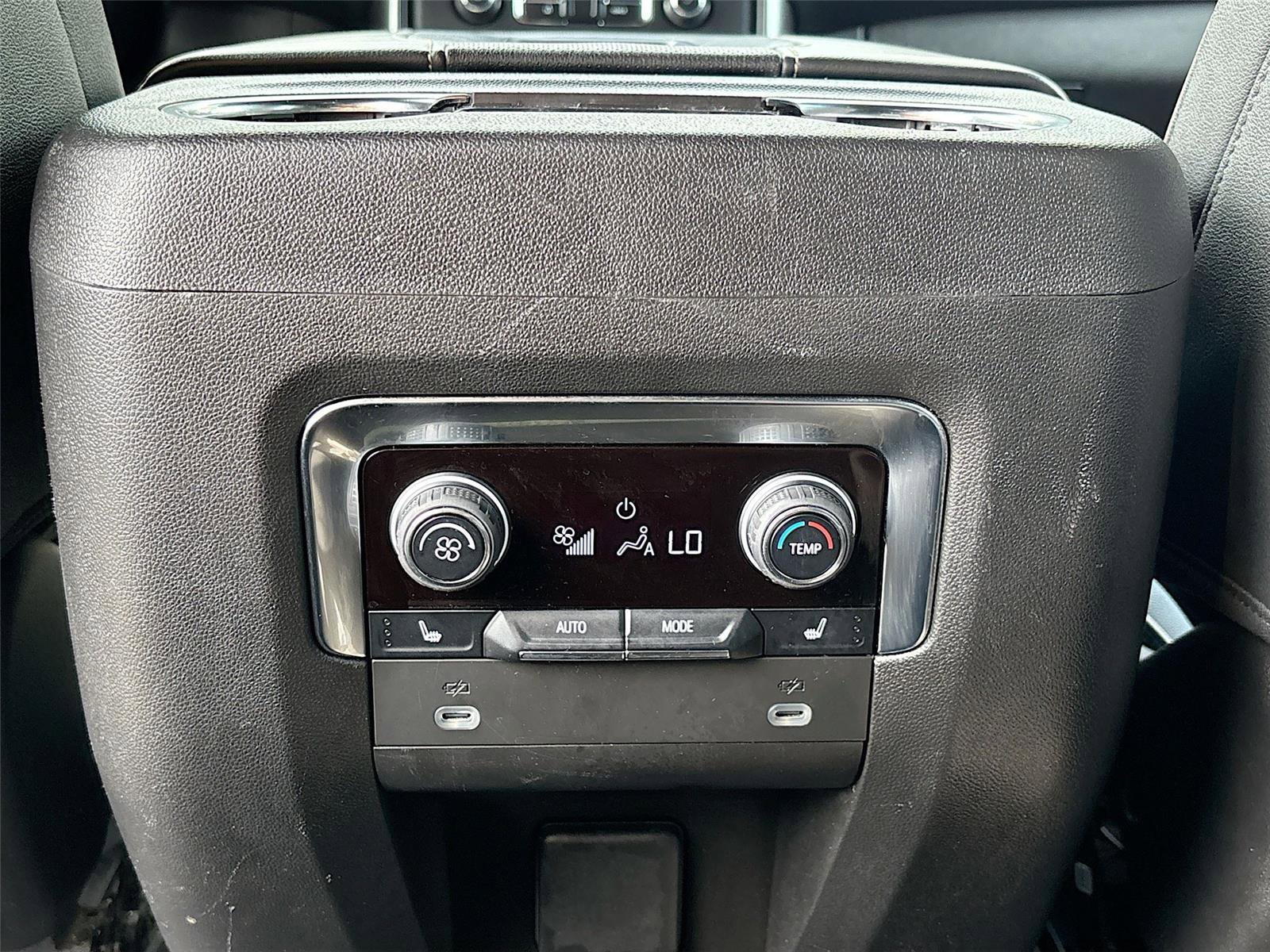 Used 2023 Chevrolet Suburban Premier image 30