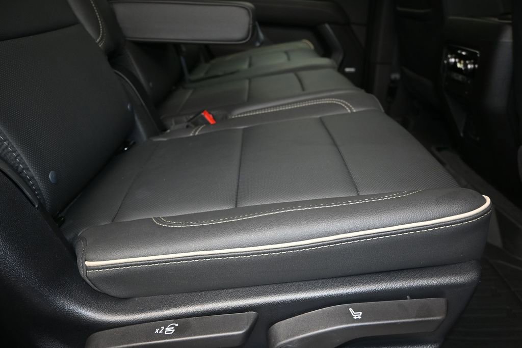 Used 2025 GMC Yukon Elevation w/ LPO, Elevation Black Package AWD/4WD image 23