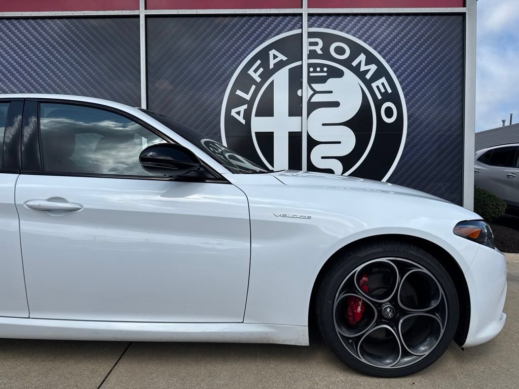 Used 2023 Alfa Romeo Giulia Veloce AWD/4WD image 3