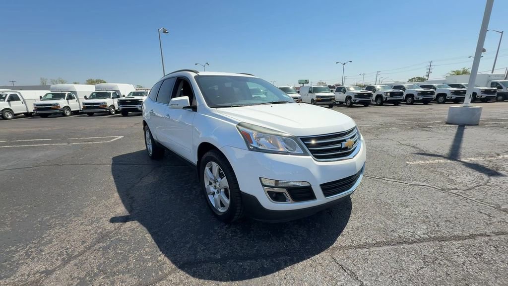 Used 2017 Chevrolet Traverse LT w/ Style and Technology Package FWD image 2