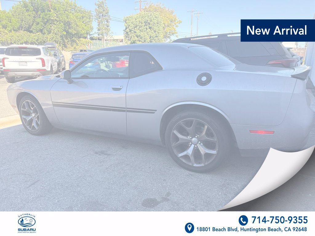 Used 2016 Dodge Challenger SXT RWD image 2