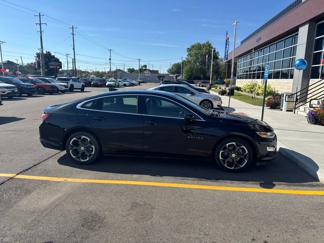 Used 2022 Chevrolet Malibu LT w/ Leather Package FWD image 4