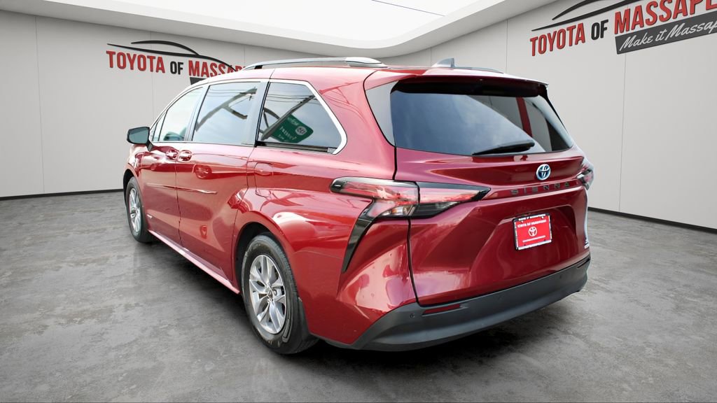 Used 2021 Toyota Sienna XLE w/ XLE Plus Package FWD image 3