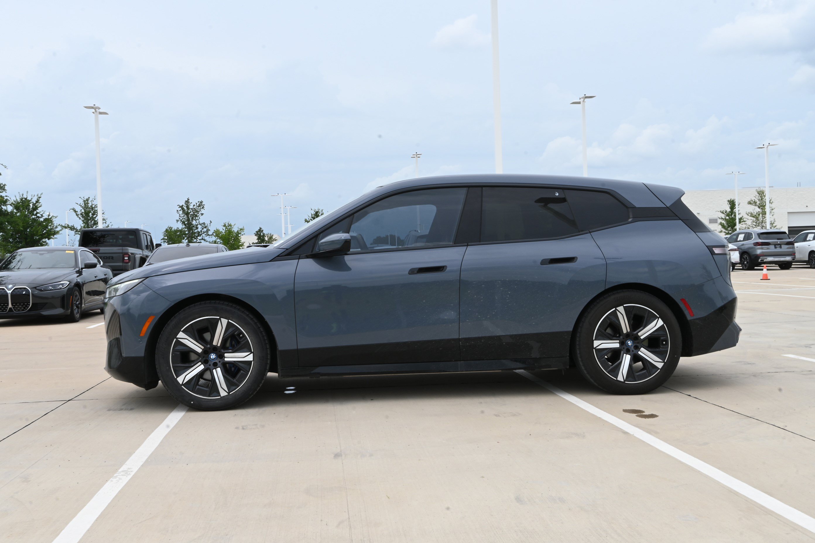 Used 2023 BMW iX xDrive50 w/ Premium Package AWD/4WD image 6