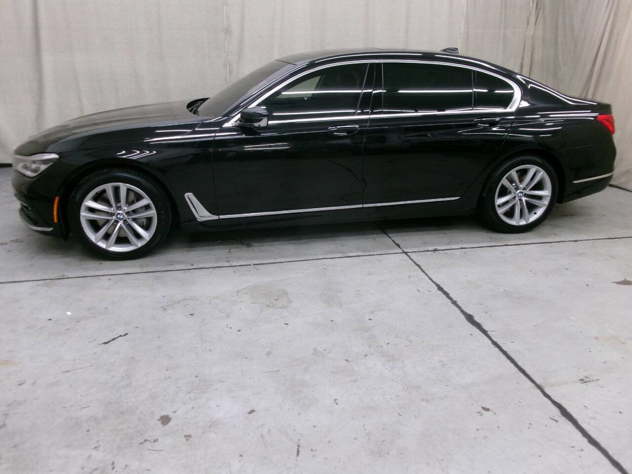 Used 2016 BMW 750i xDrive image 4