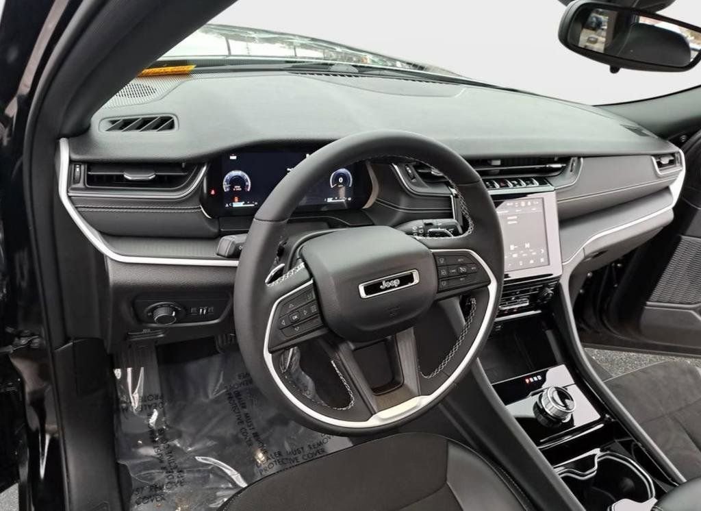 Used 2023 Jeep Grand Cherokee L Laredo image 12