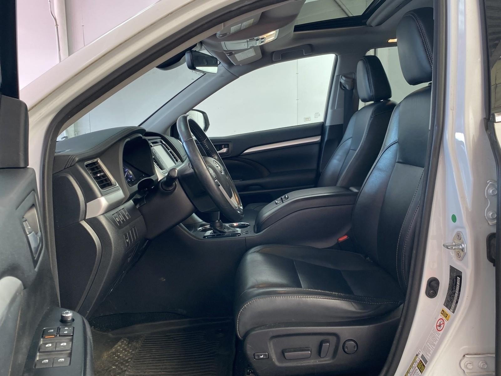 Used 2017 Toyota Highlander XLE AWD/4WD image 24