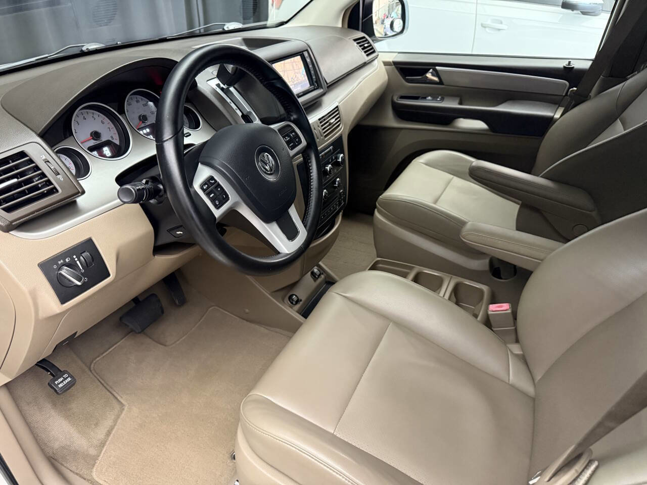 Used 2012 Volkswagen Routan SE FWD image 13