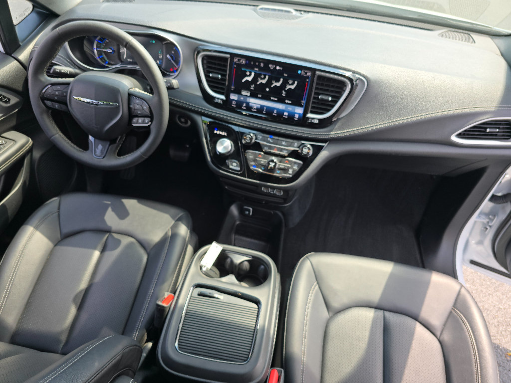 Used 2024 Chrysler Pacifica Limited FWD image 18