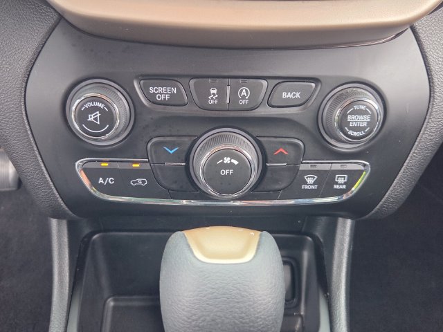 Used 2018 Jeep Cherokee Latitude FWD image 22