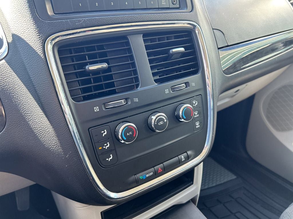 Used 2015 Dodge Grand Caravan American Value Package FWD image 27