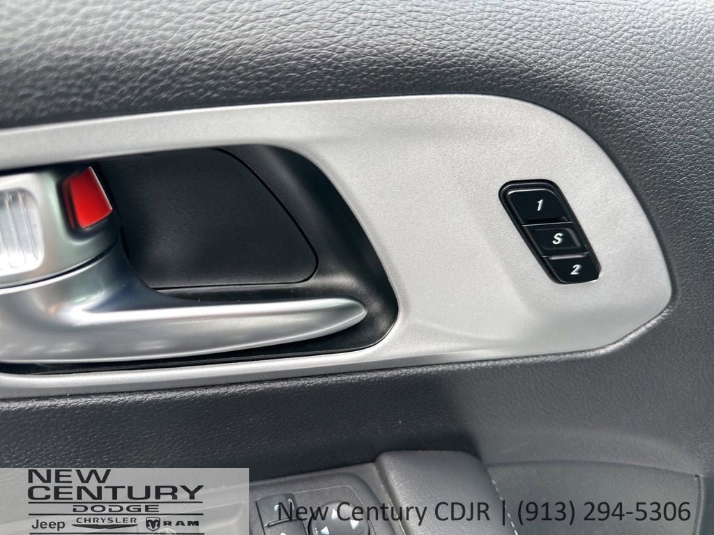 Used 2025 Chrysler Pacifica Limited FWD image 9