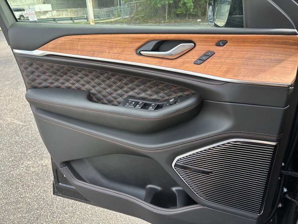 New 2025 Jeep Grand Cherokee Summit image 25