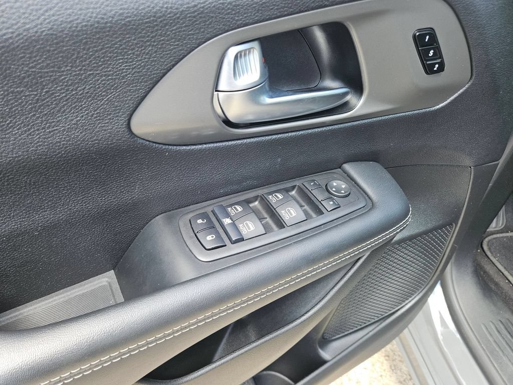 Used 2025 Chrysler Pacifica Select FWD image 13