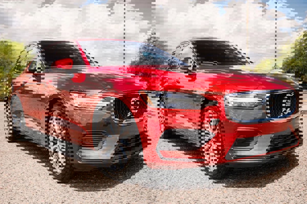 Used 2020 Volvo S60 T6 Momentum image 1