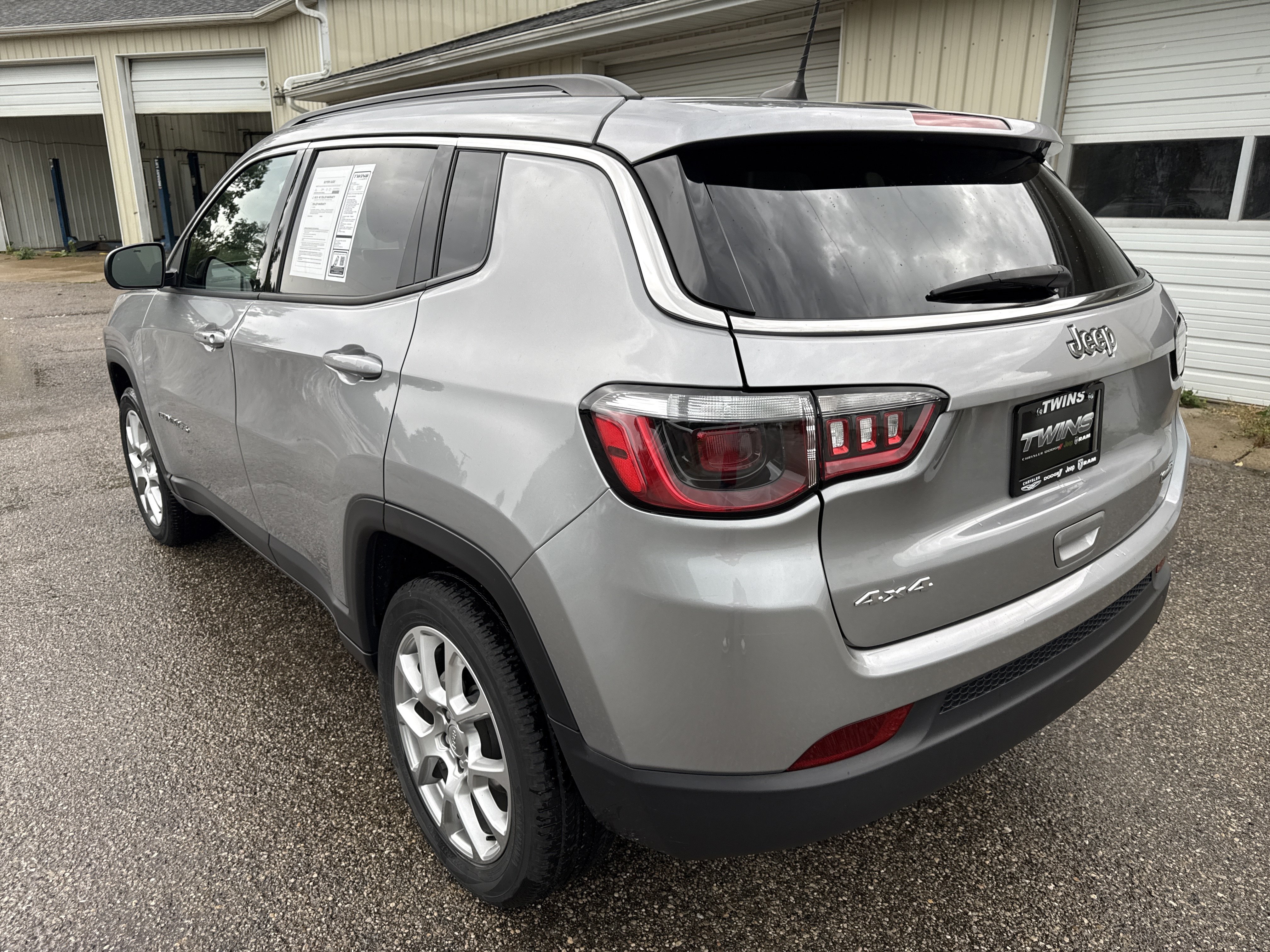 Used 2023 Jeep Compass Latitude AWD/4WD image 6