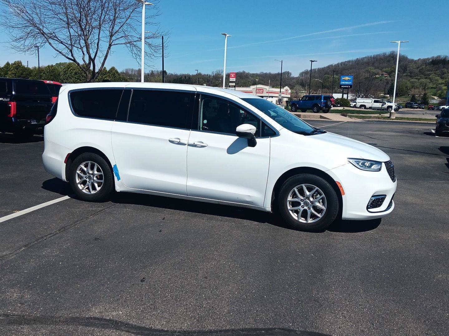 Used 2023 Chrysler Pacifica Touring-L FWD image 2