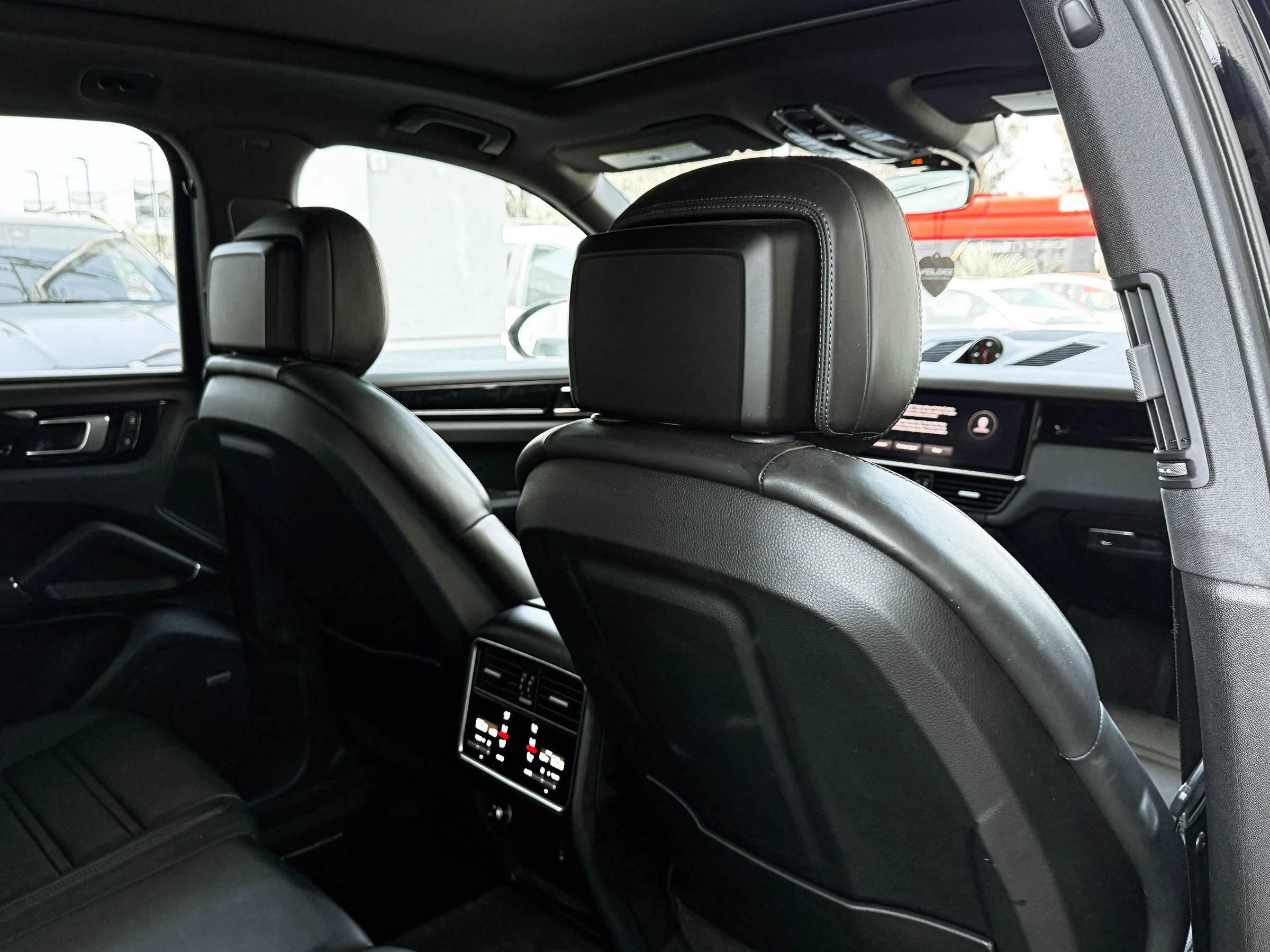 Used 2022 Porsche Cayenne Platinum Edition AWD/4WD image 29