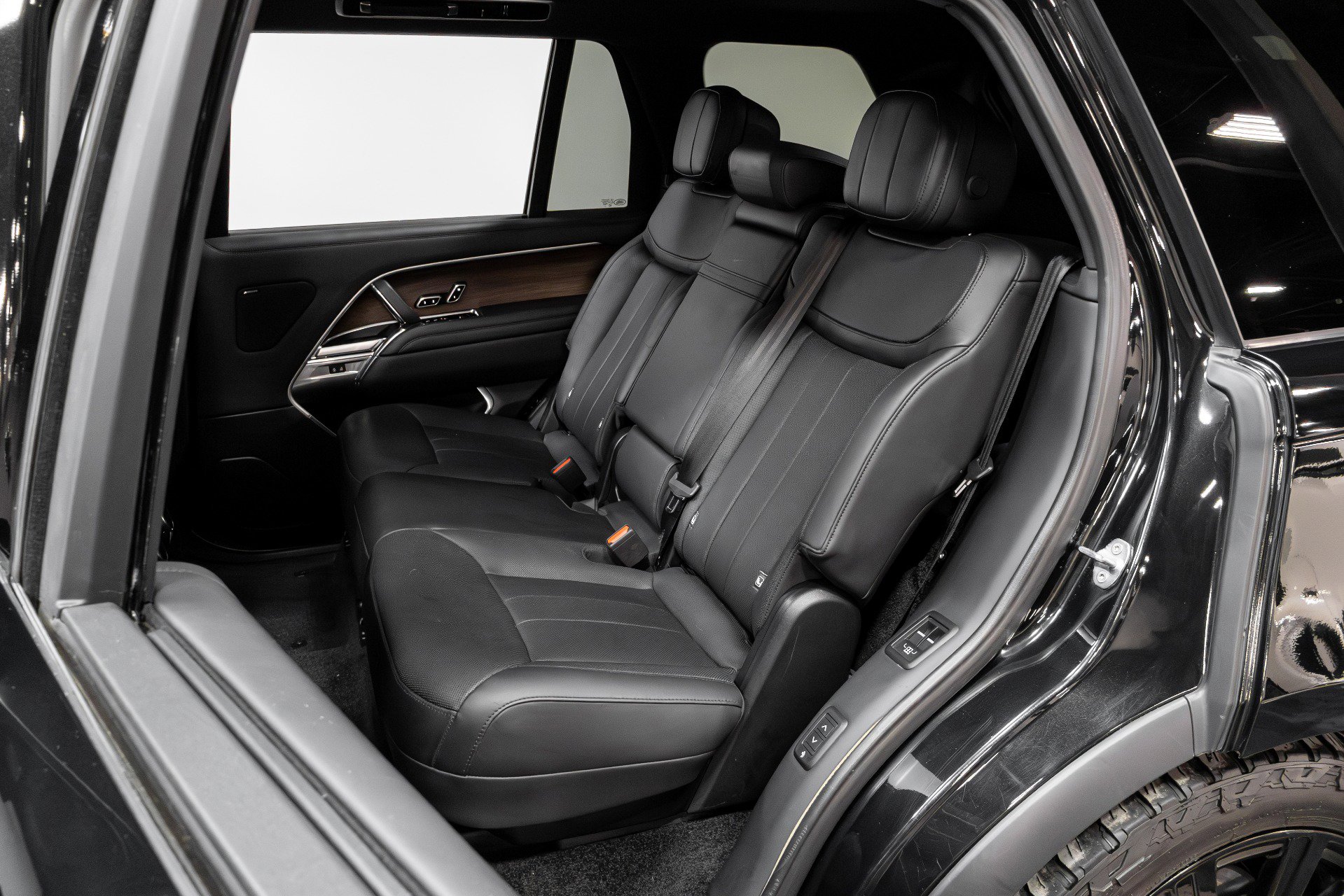 Used 2023 Land Rover Range Rover Long Wheelbase SE image 36