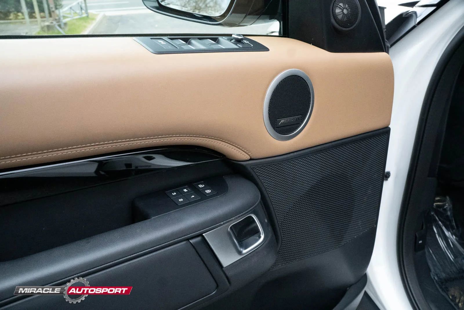 Used 2022 Land Rover Discovery S image 15