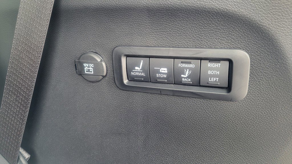 Used 2024 Chrysler Pacifica Limited w/ Uconnect Theater Family Group image 12