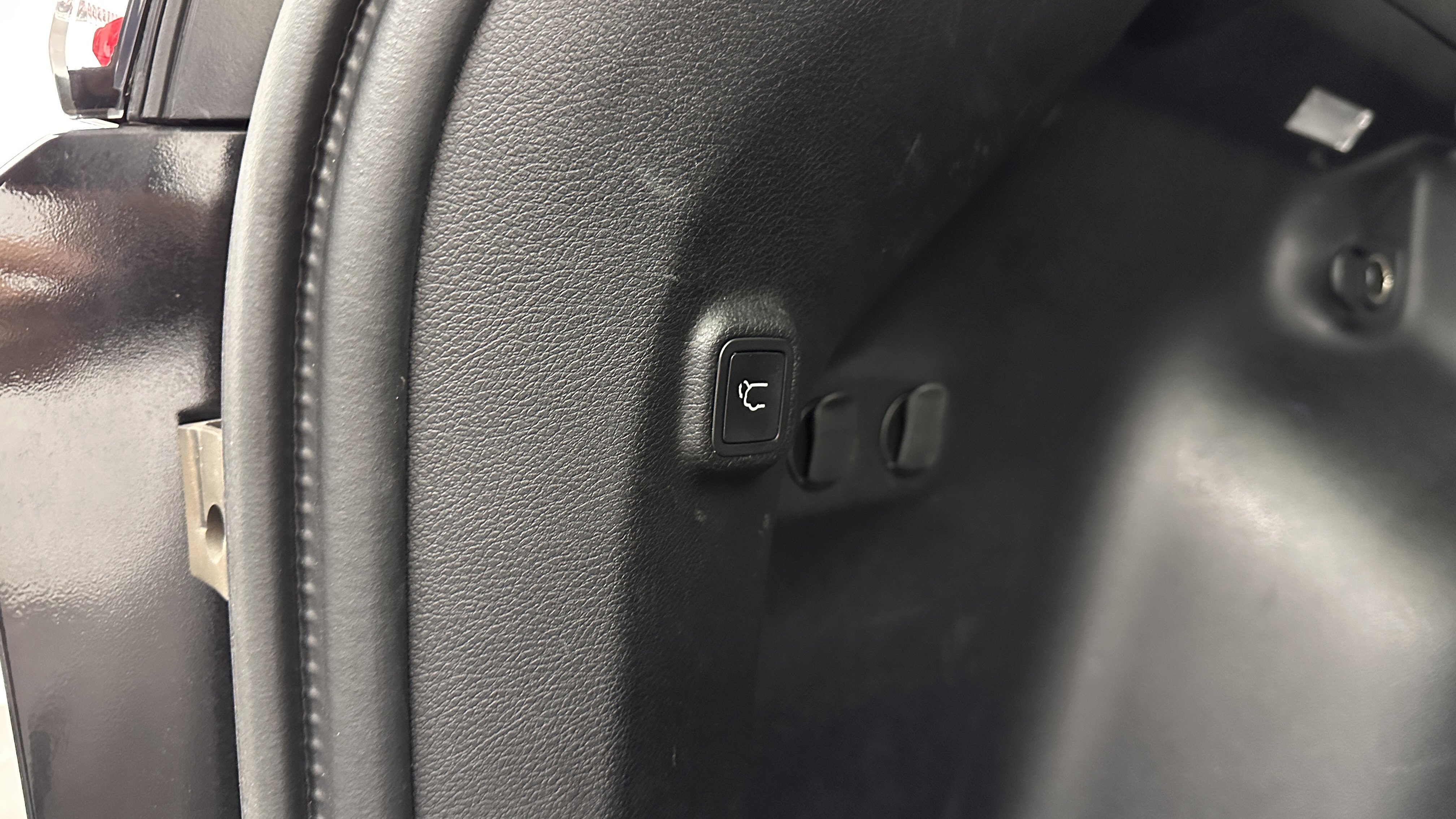 Used 2021 Jeep Cherokee Limited FWD image 32