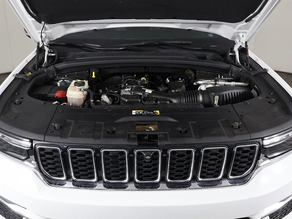 Used 2023 Jeep Grand Cherokee Limited w/ Luxury Tech Group II image 22