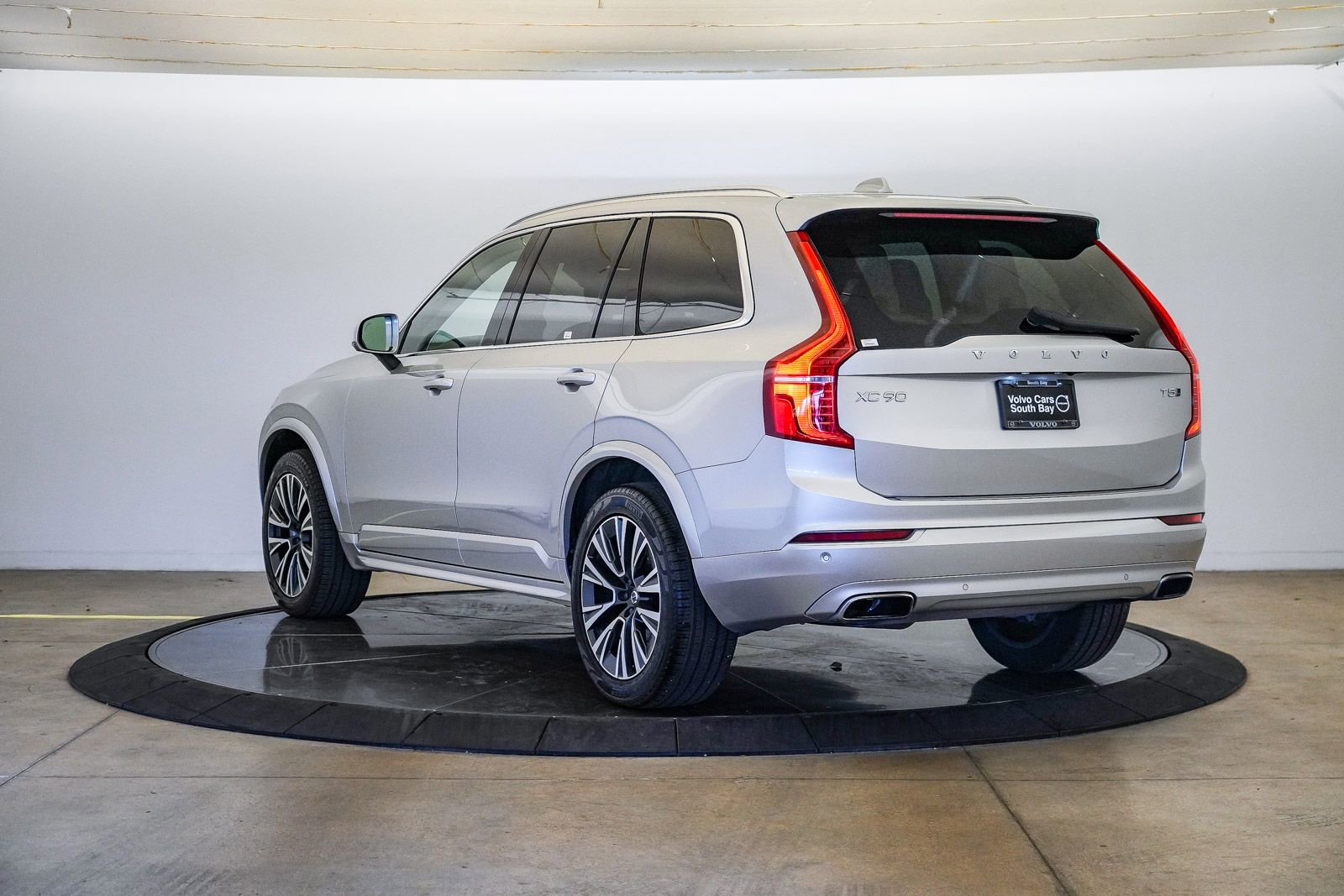 Used 2020 Volvo XC90 T5 Momentum w/ Protection Package Premier AWD/4WD image 2