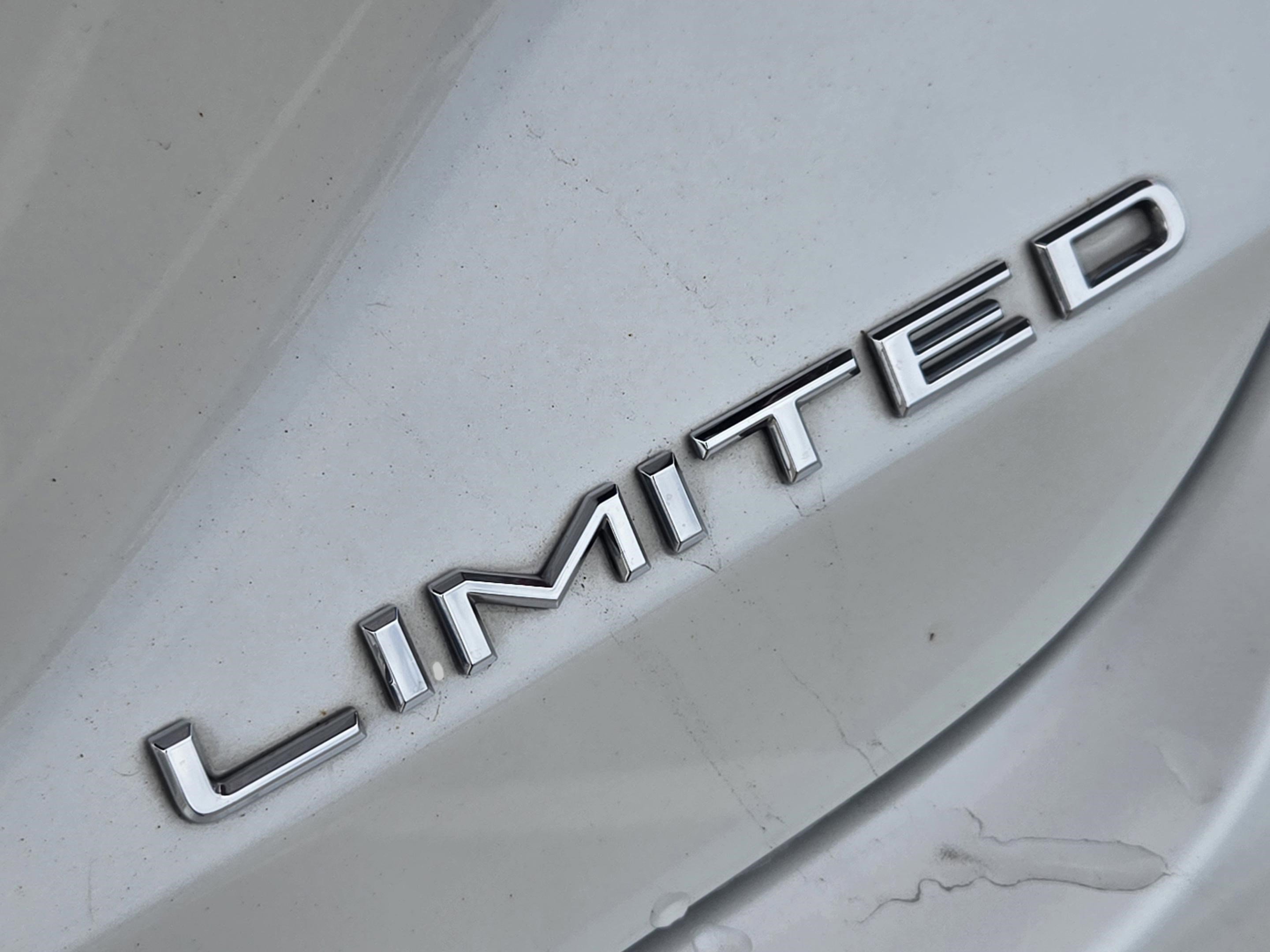 Used 2022 Toyota Avalon Limited image 32