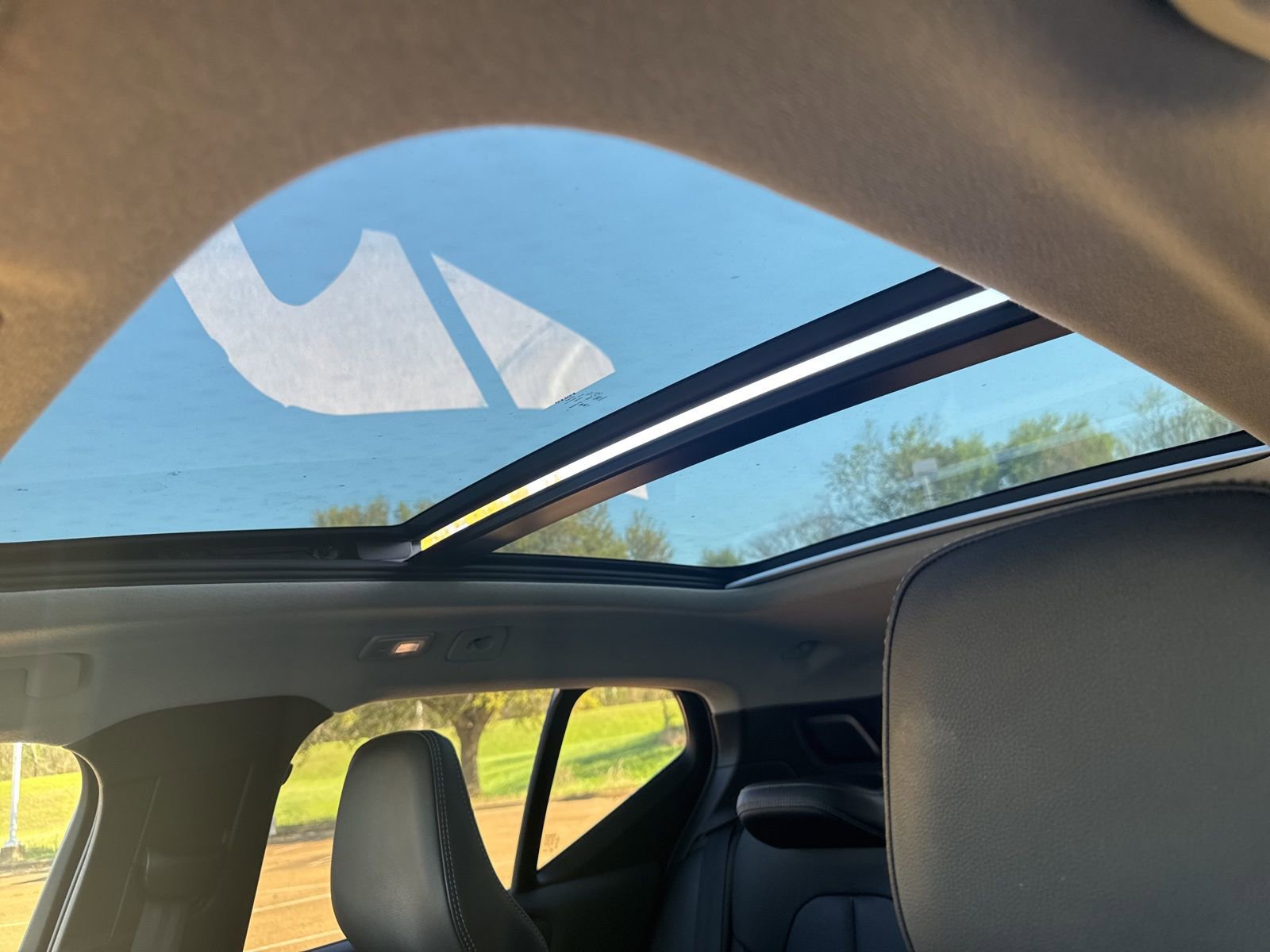 Used 2024 Volvo XC40 B5 Plus image 16