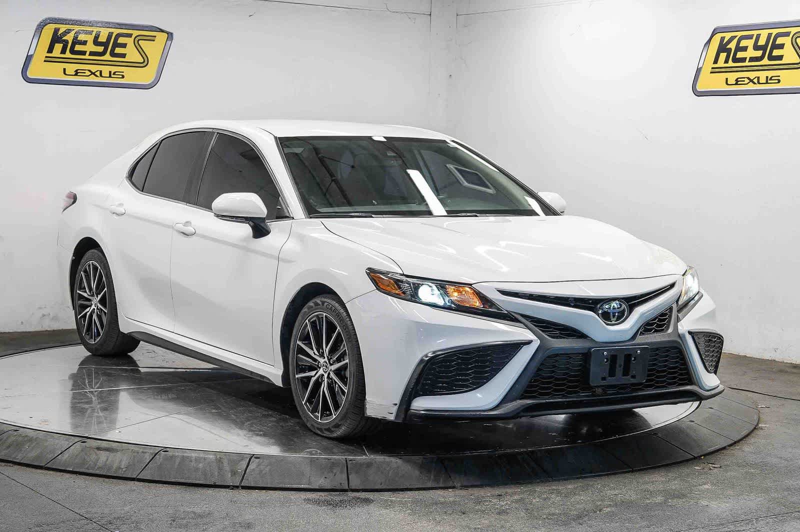 Used 2022 Toyota Camry SE w/ Convenience Package FWD image 5