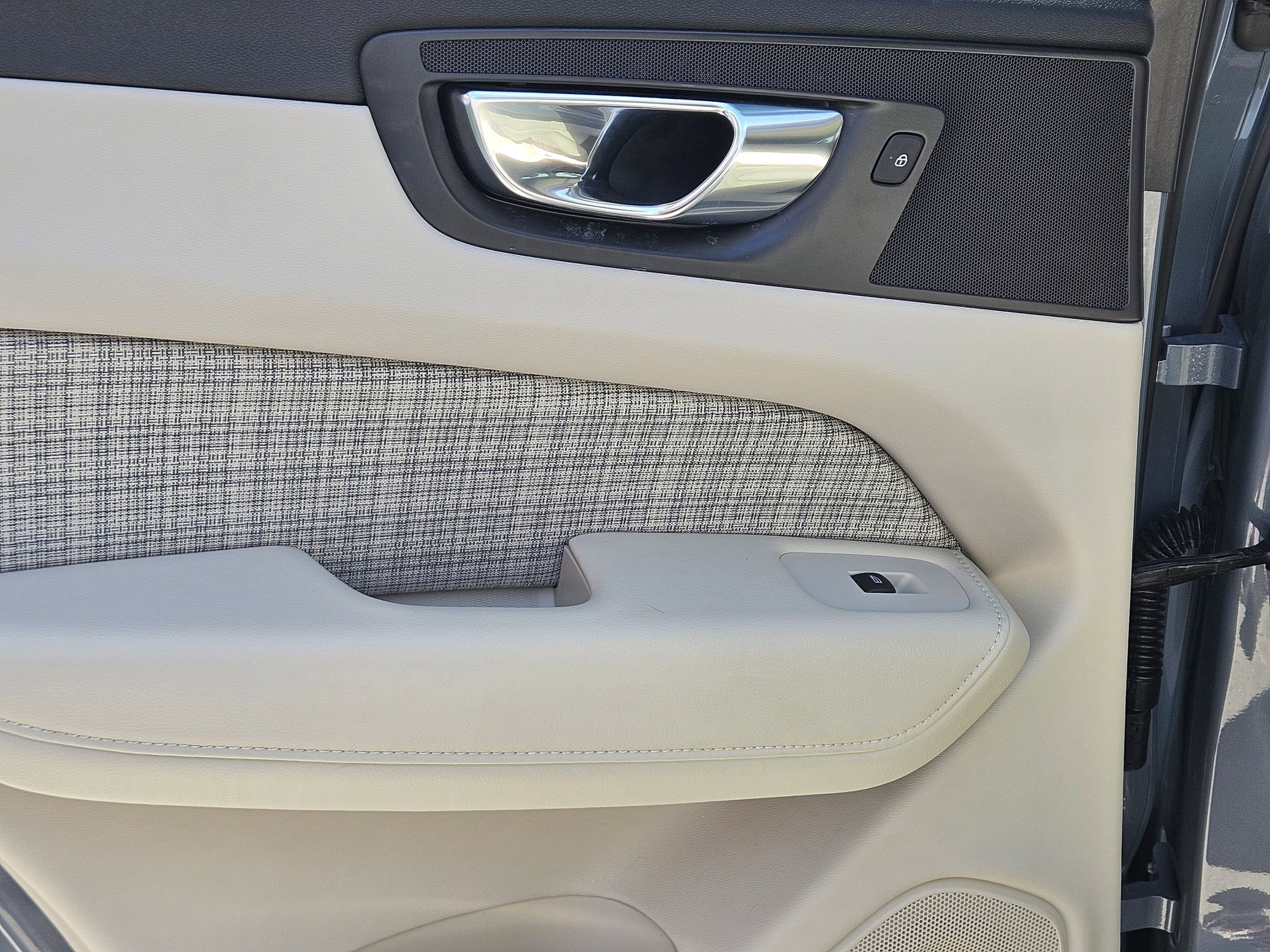 Used 2022 Volvo XC60 B5 Momentum image 25