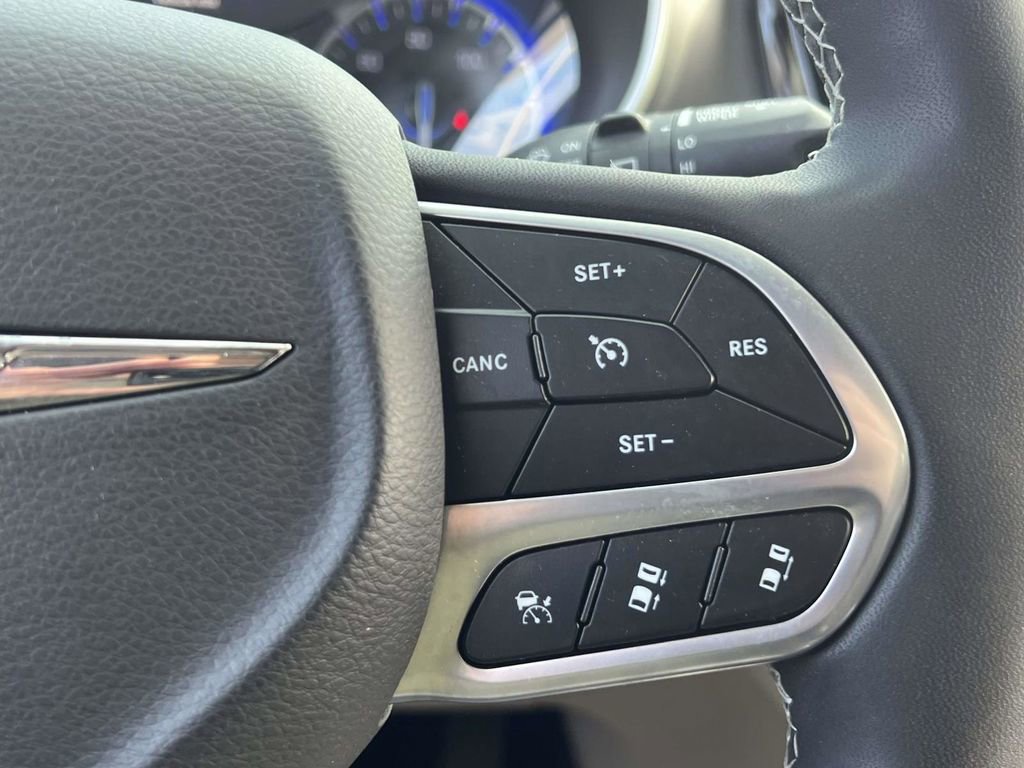 Used 2023 Chrysler Pacifica Touring-L image 27