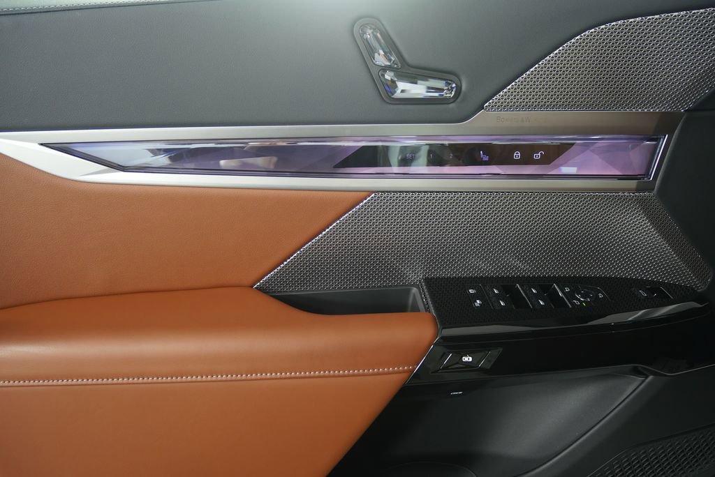 Certified 2025 BMW 740i image 8