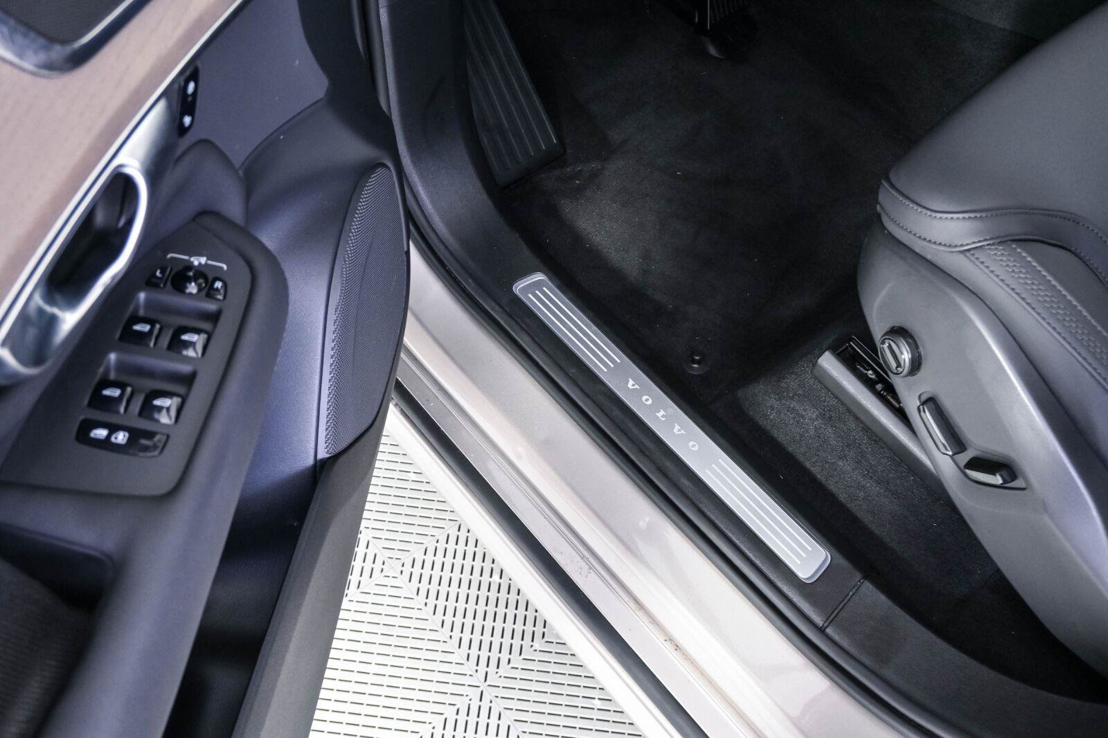 Certified 2025 Volvo XC90 T8 Core AWD/4WD image 7