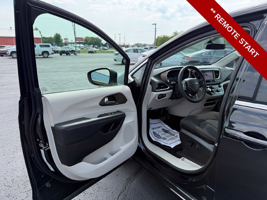 Used 2022 Chrysler Voyager LX FWD image 11