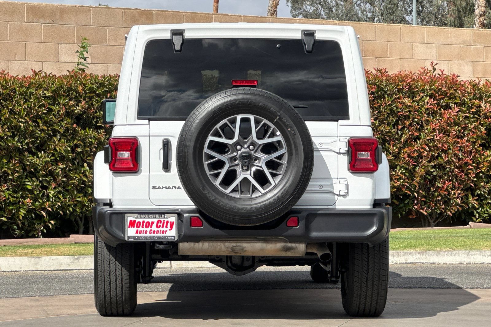 Used 2025 Jeep Wrangler Unlimited Sahara AWD/4WD image 5
