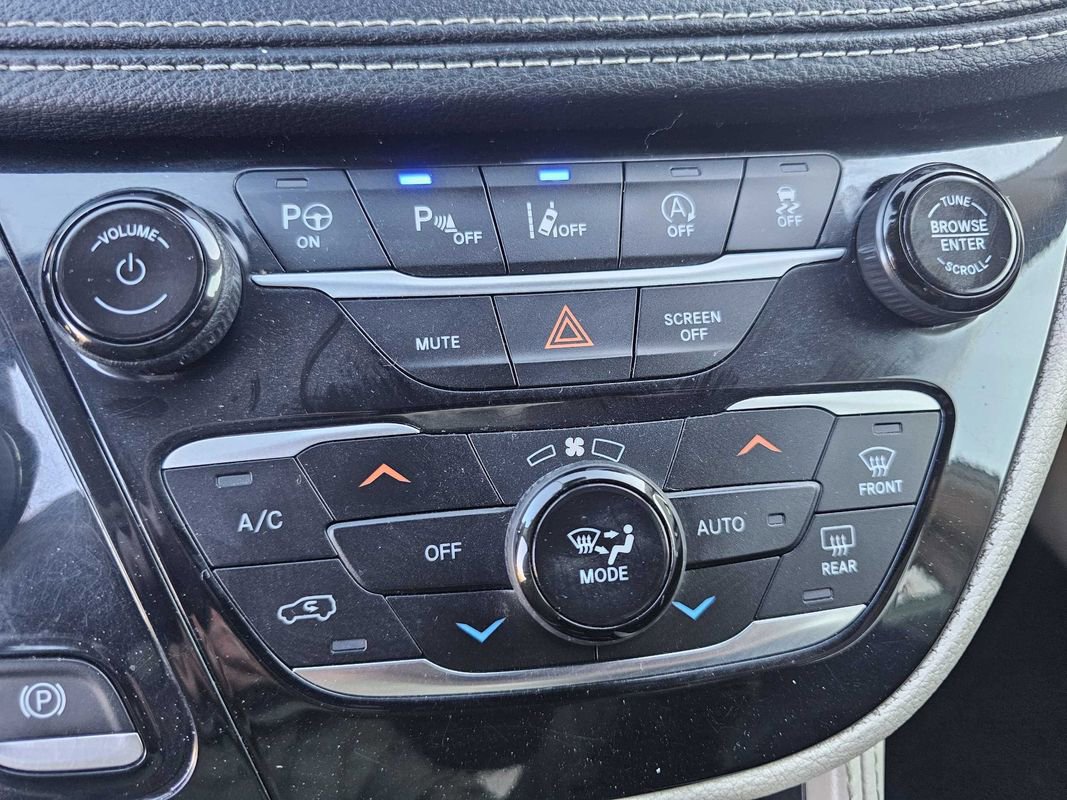 Used 2023 Chrysler Pacifica Limited w/ Uconnect Theater Family Group image 30