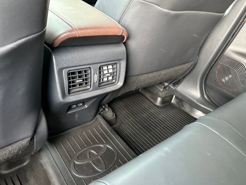 Used 2023 Toyota Venza XLE image 21