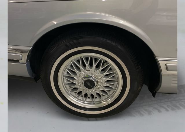 Used 1994 Lincoln Town Car Signature RWD image 18
