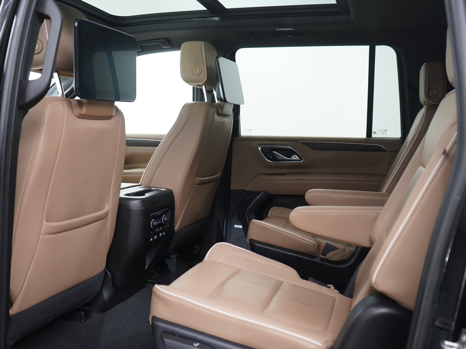 Used 2023 Chevrolet Suburban Premier w/ Advanced Technology Package AWD/4WD image 22