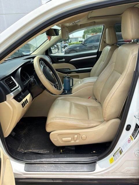 Used 2017 Toyota Highlander XLE AWD/4WD image 3