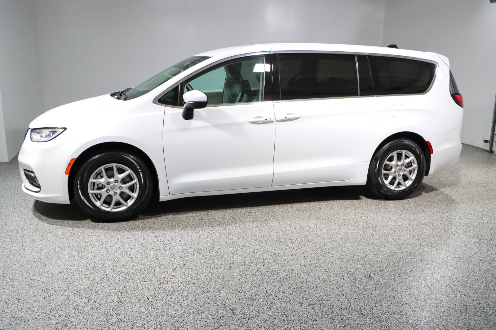 Used 2023 Chrysler Pacifica Touring-L FWD image 10